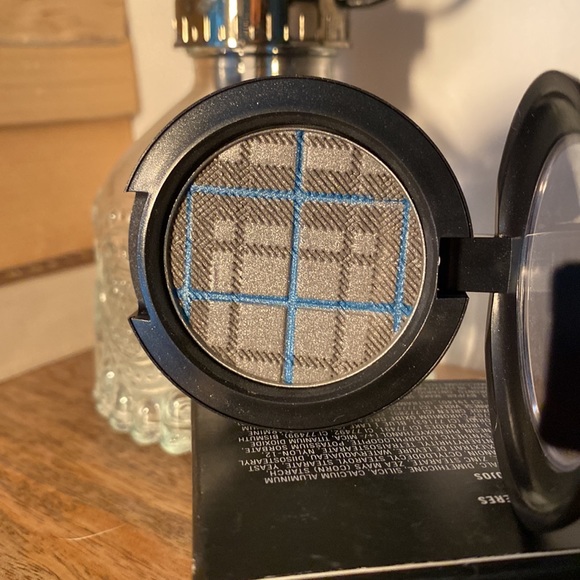 LIMITED EDITION MAC COSMETICS eyeshadow “Glamora Castle” - Picture 2 of 3